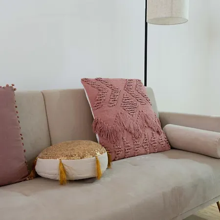Cozy Bohemian Flat- Berry * Lisbon