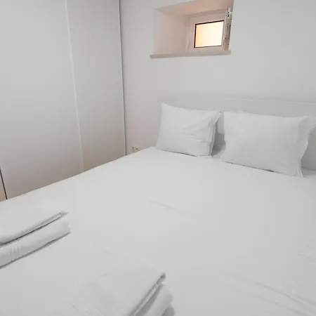 Cozy Bohemian Flat- Berry