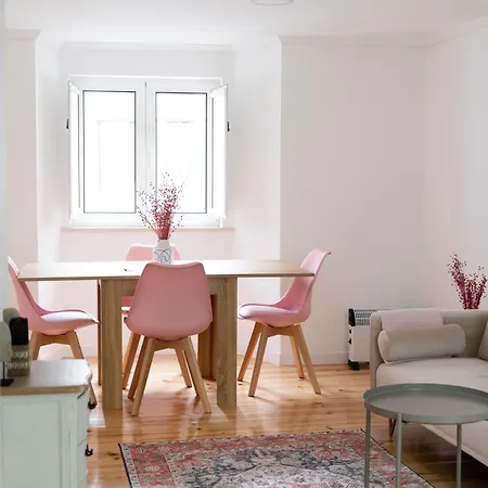 Cozy Bohemian Flat- Berry Lisboa