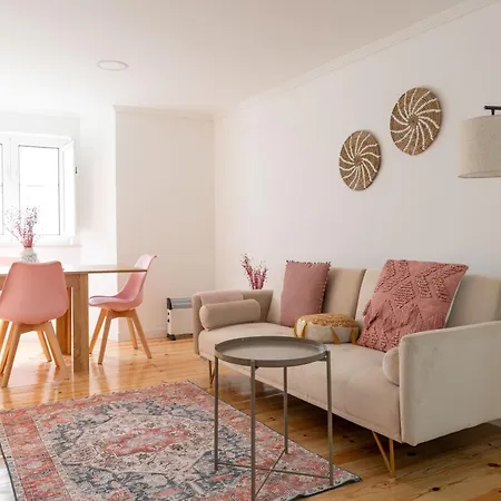 Cozy Bohemian Flat- Berry * Lisbon