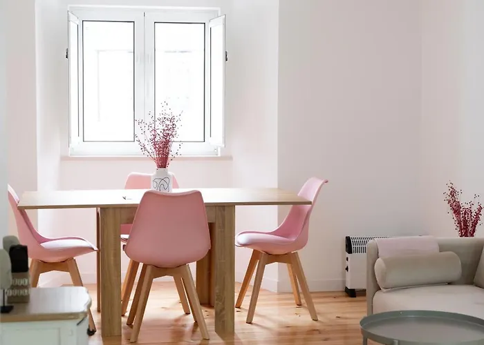 Cozy Bohemian Flat- Berry Lisboa