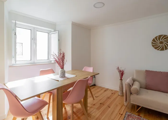 Cozy Bohemian Flat- Berry شقة