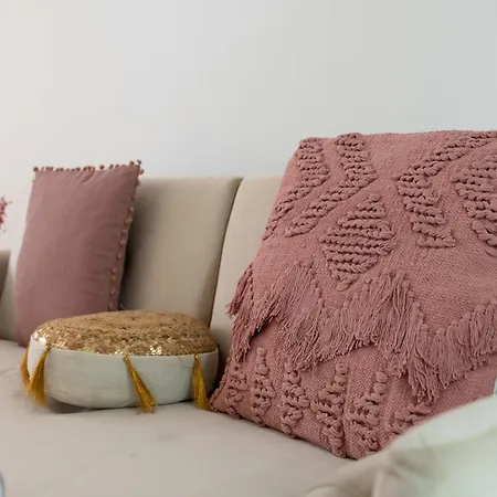 Cozy Bohemian Flat- Berry リスボン